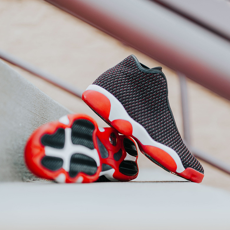 Jordan Horizon Bred Sneakers