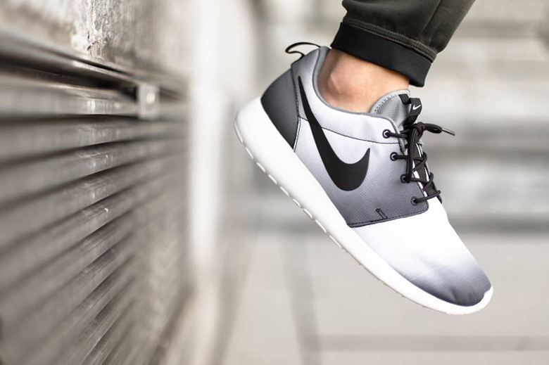 Nike Roshe Run Faded Print Sneakers