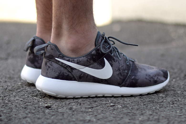 Nike Roshe Run Tie Dye Sneakers