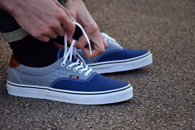 Vans grise et outlet bleu