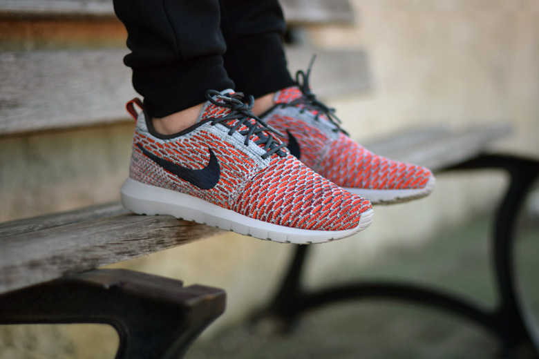 nike-flyknit-roshe-bright-crimson-anthracite-2