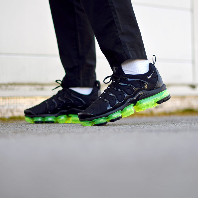 nike air vapormax plus black volt