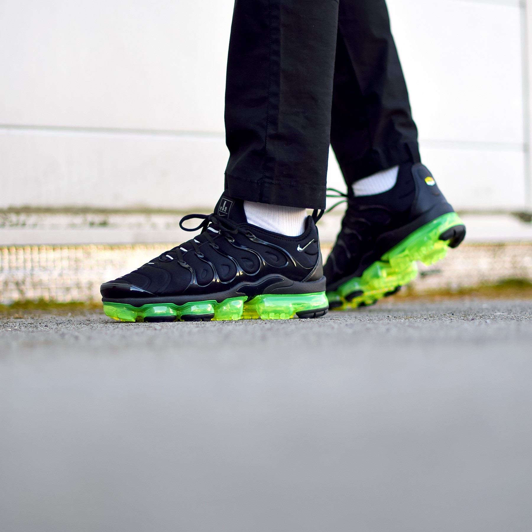 nike air vapormax plus black volt