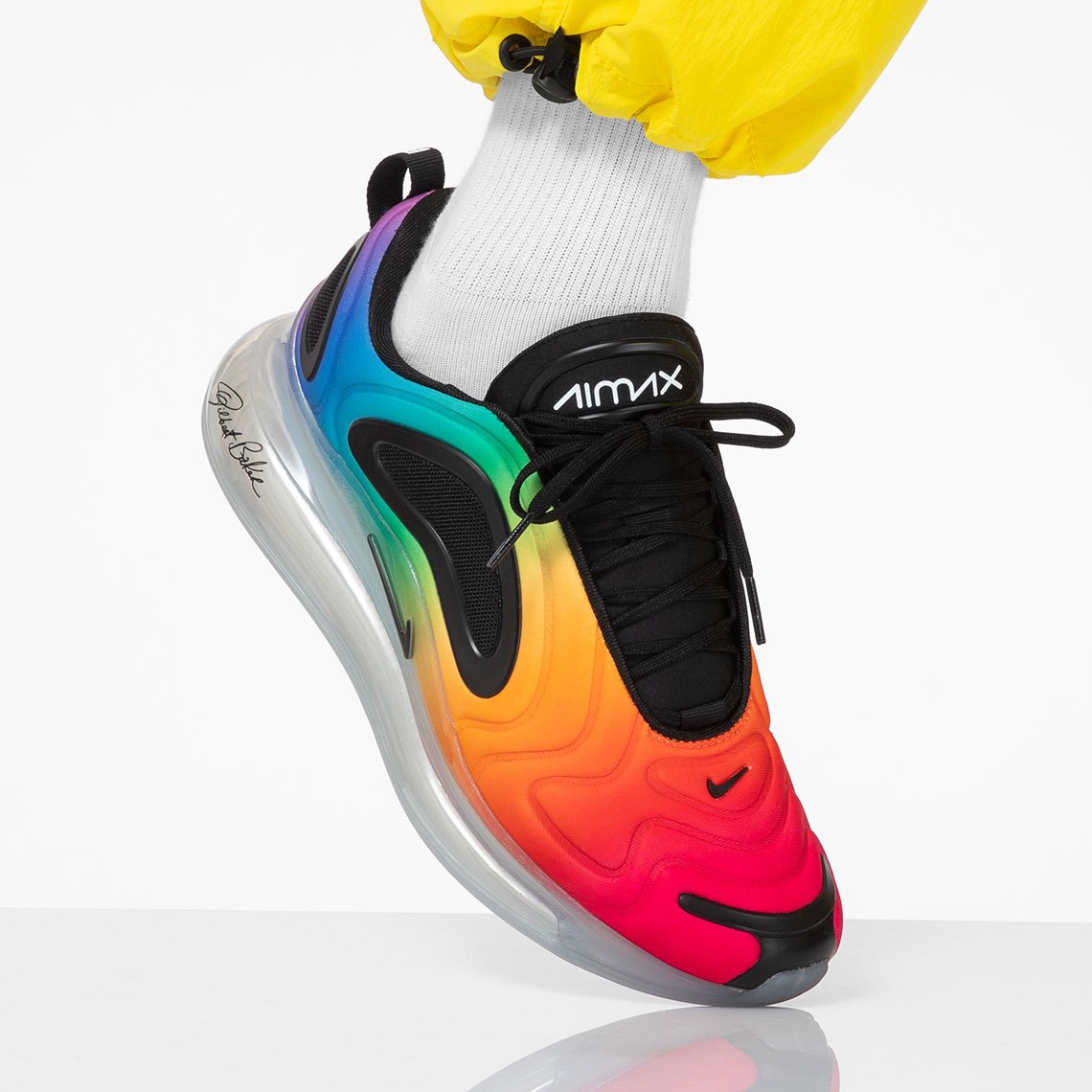 Une Sneaker De Nike Affiche Les Couleurs De L'arc-en-ciel De La Marque.